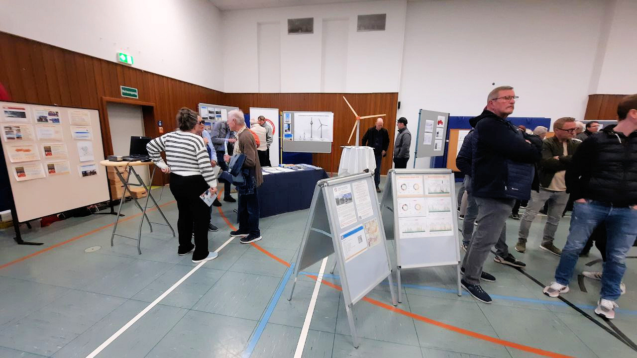 Infostand der BI mit Besuchern